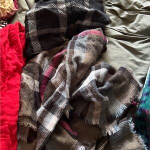 Lot of 7 Scarves | Plaid, Skull Print, Striped, Solid & Abstract‎ Bundle